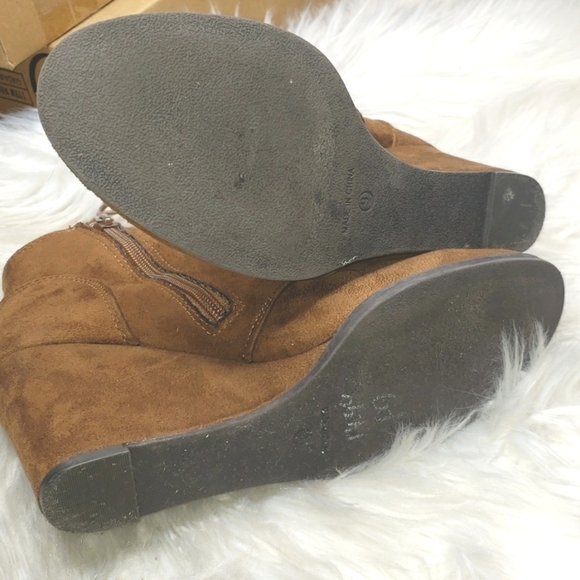 American Rag Baylie Brown Wedge Boots Shoes 9 Medium - Picture 11 of 12